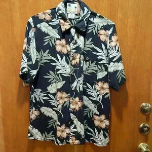 Men’s camp shirt size large